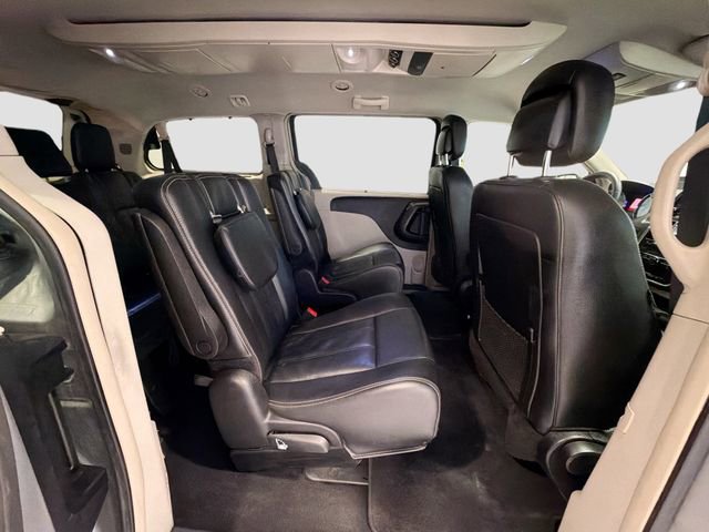 Used 2014 Chrysler Town & Country Touring FWD image 24