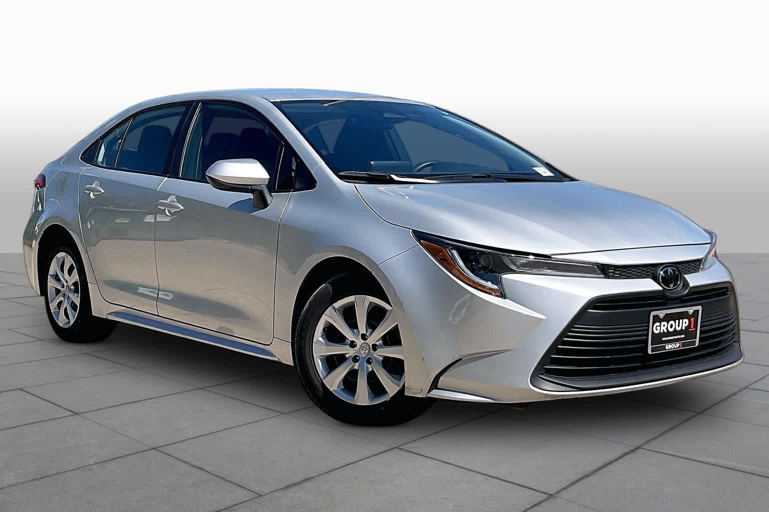 Used 2025 Toyota Corolla LE FWD image 3
