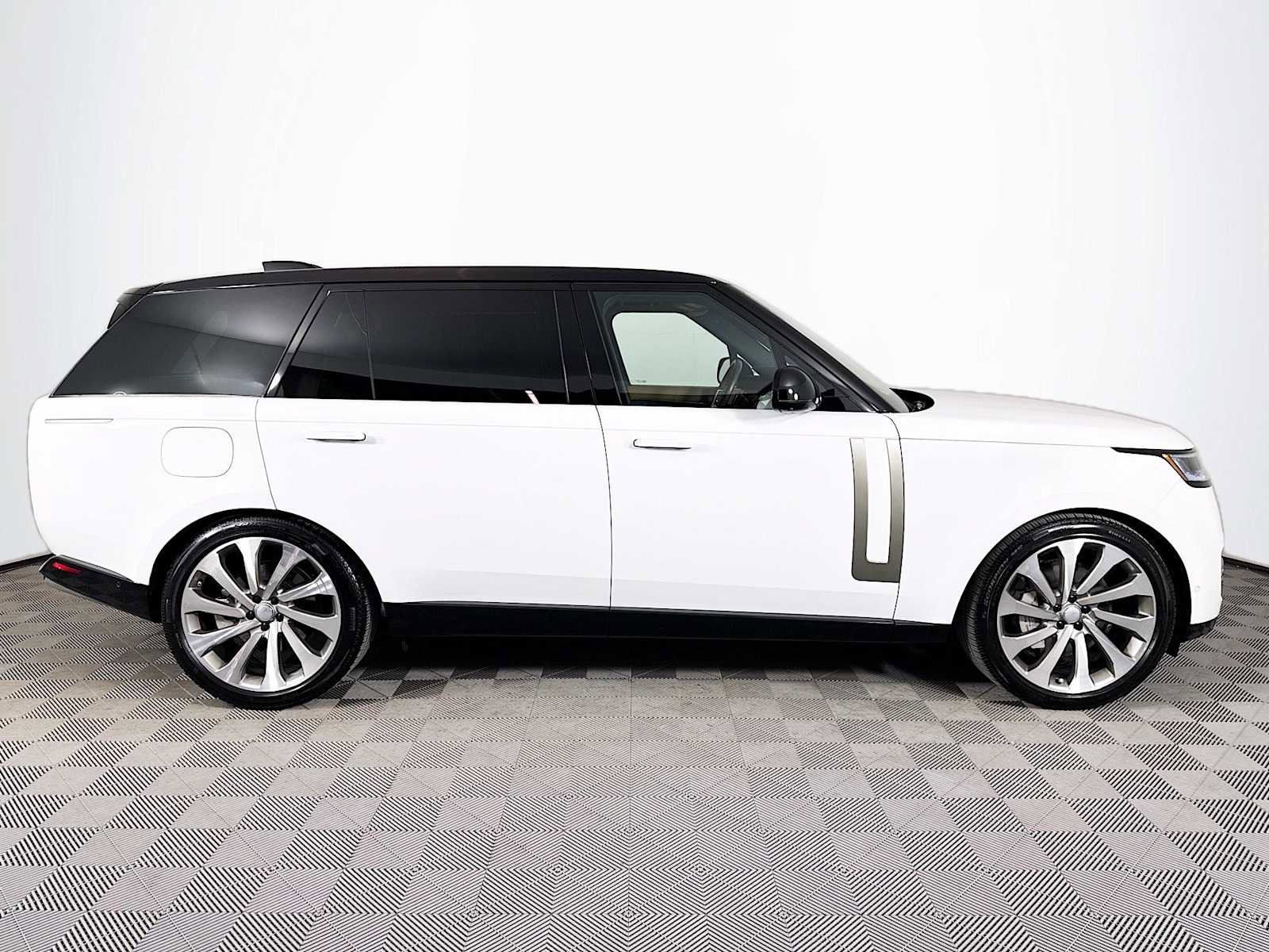 Certified 2025 Land Rover Range Rover Long Wheelbase SE image 4