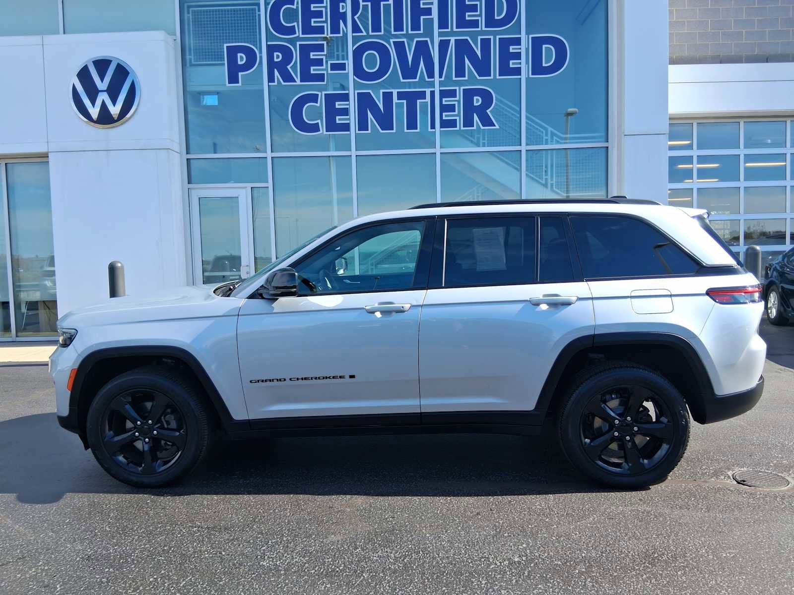 Used 2023 Jeep Grand Cherokee Altitude image 3