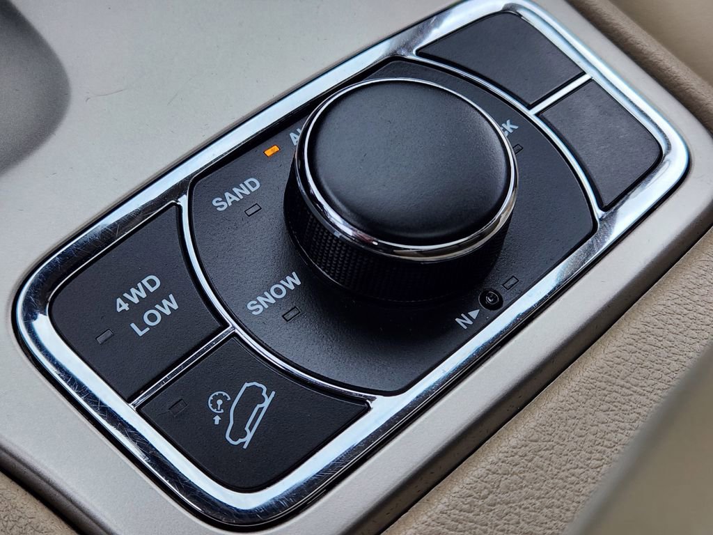 Used 2015 Jeep Grand Cherokee Limited w/ Luxury Group II image 25