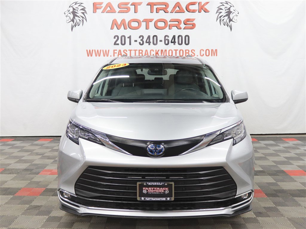 Used 2023 Toyota Sienna XLE image 2