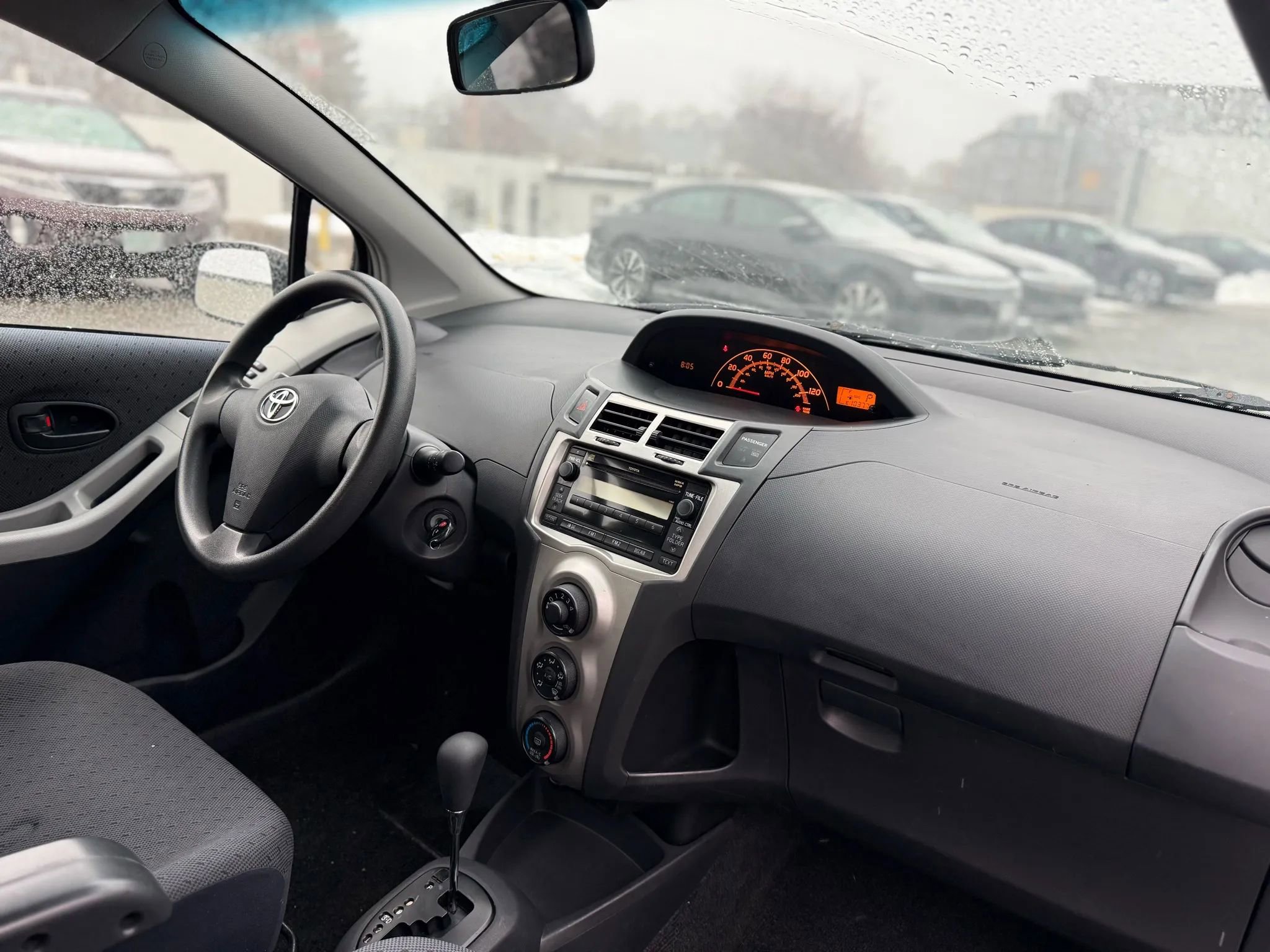 Used 2010 Toyota Yaris 4-Door Hatchback image 17