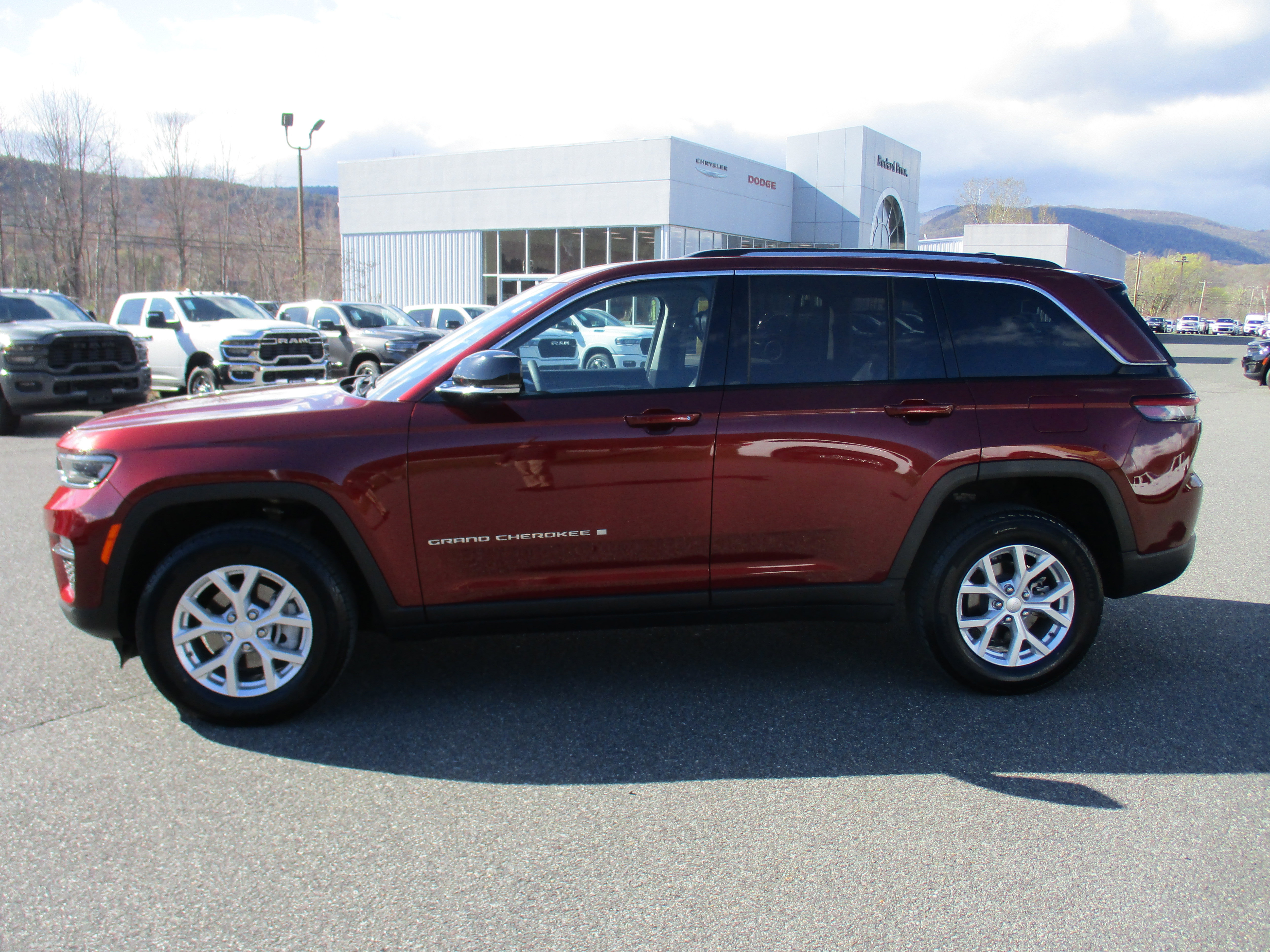 Used 2023 Jeep Grand Cherokee Limited w/ Luxury Tech Group II AWD/4WD image 8
