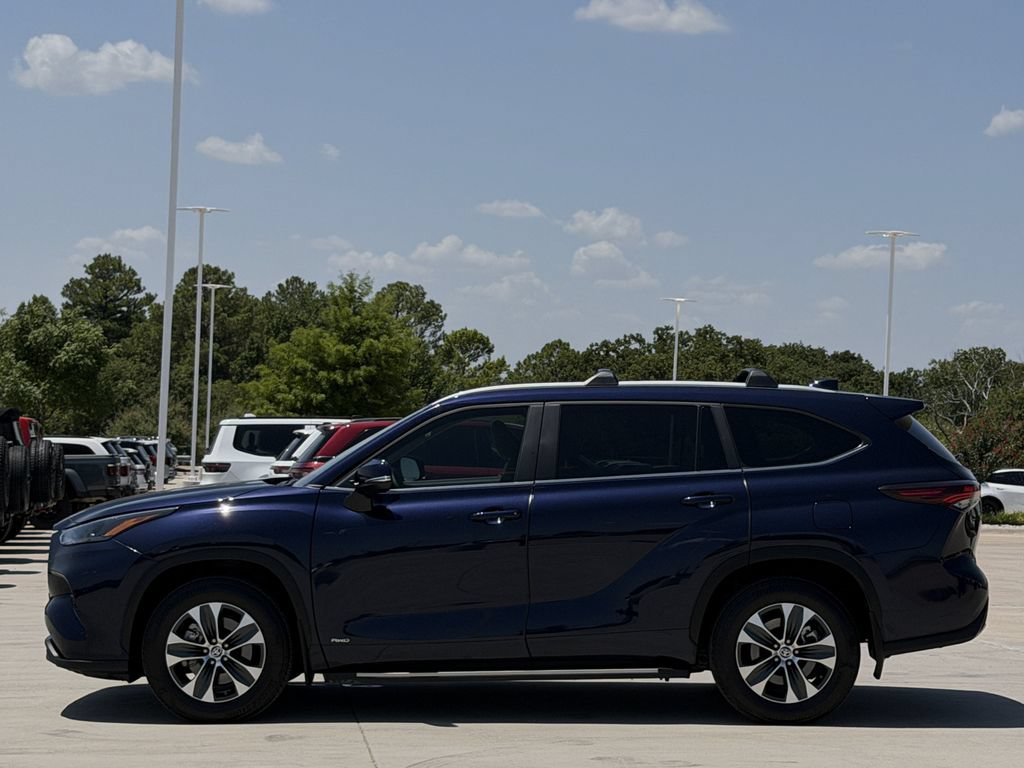 Used 2025 Toyota Highlander XLE AWD/4WD image 3