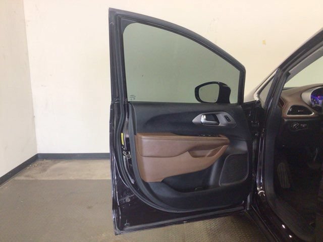 Used 2018 Chrysler Pacifica Limited w/ Tire & Wheel Group FWD image 7
