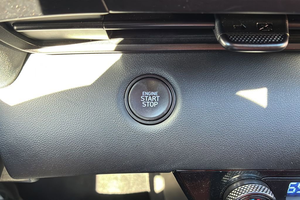 Certified 2025 Hyundai Elantra Sport image 31