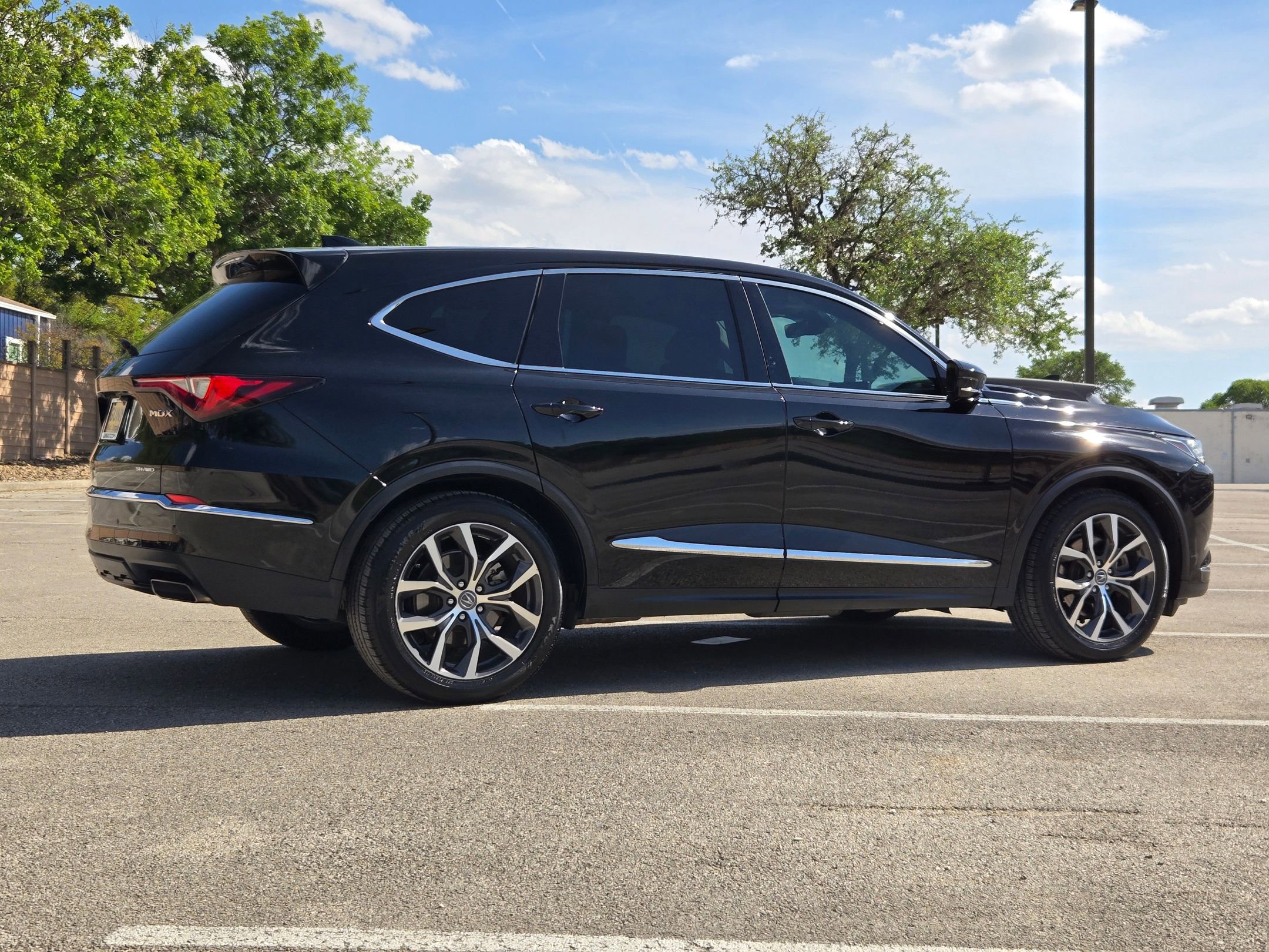 Certified 2023 Acura MDX SH-AWD w/ Technology Package image 3