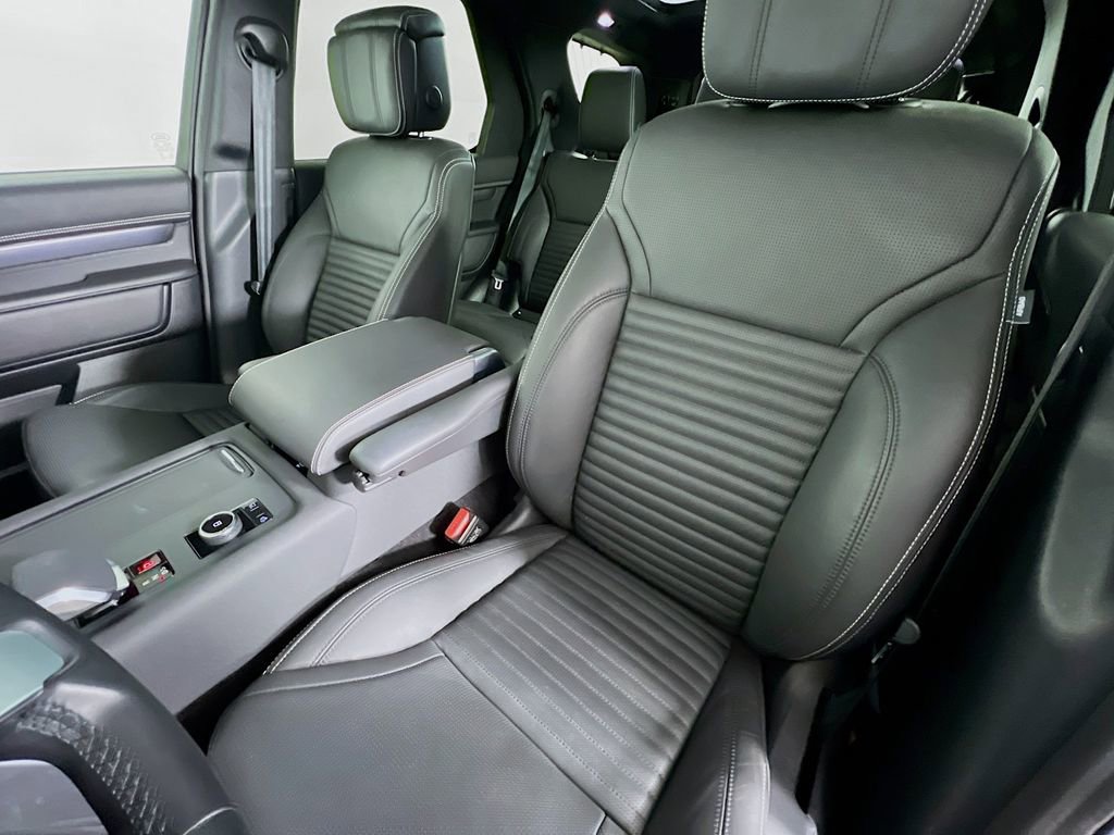 Used 2025 Land Rover Discovery Metropolitan Edition image 22