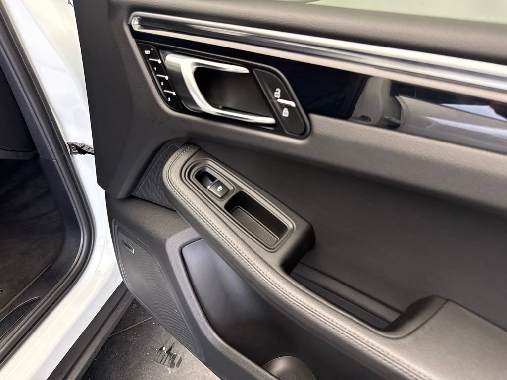 Certified 2024 Porsche Macan AWD/4WD image 22