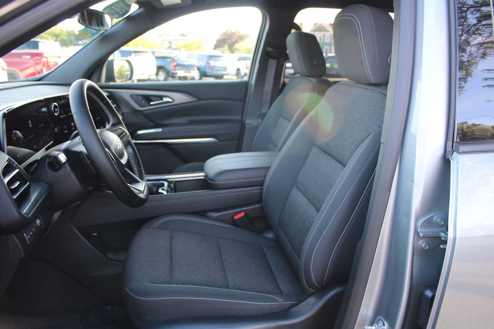 Certified 2025 Chevrolet Traverse LT FWD image 9
