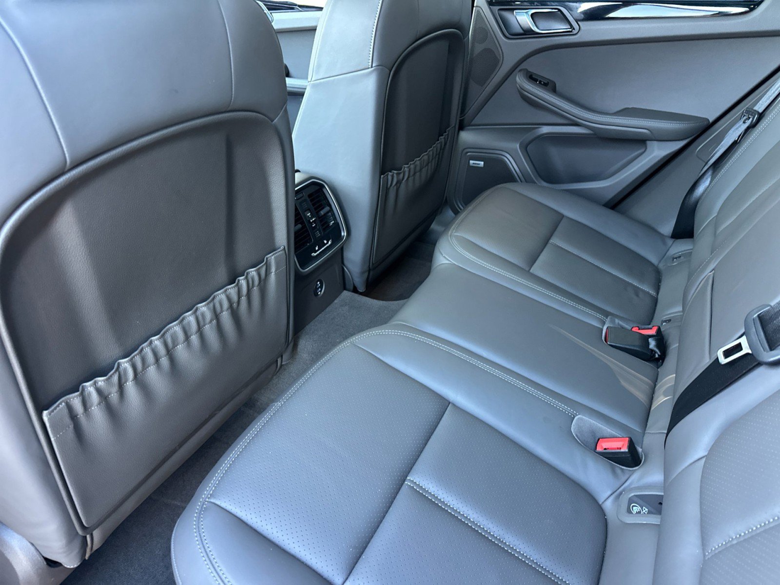 Used 2022 Porsche Macan w/ Premium Package Plus image 13