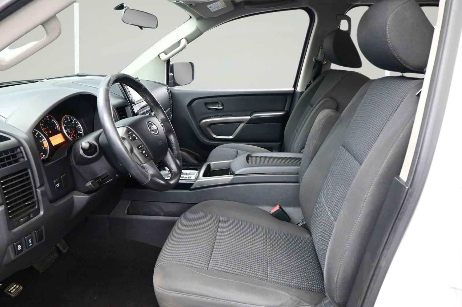 Used 2015 Nissan Titan SV w/ SV Value Truck Package RWD image 9