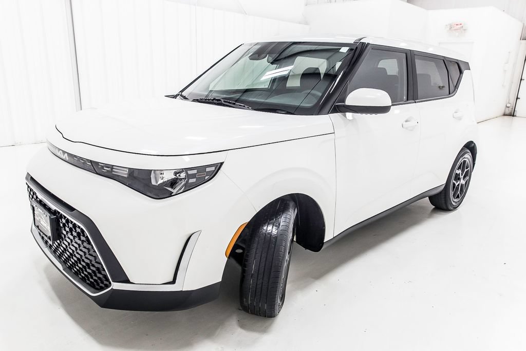 Used 2023 Kia Soul S FWD image 2