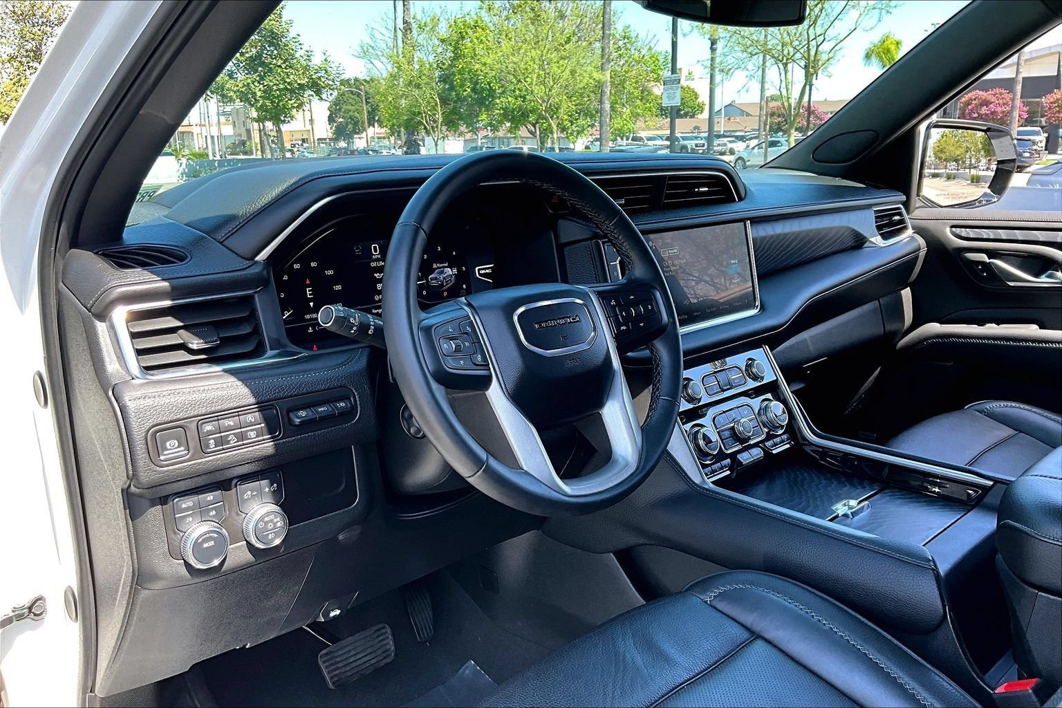 Used 2024 GMC Yukon Denali AWD/4WD image 16