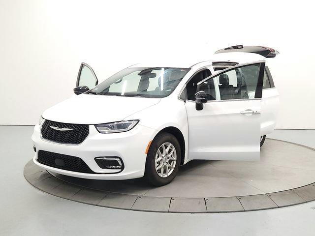 Used 2025 Chrysler Pacifica Select FWD image 12