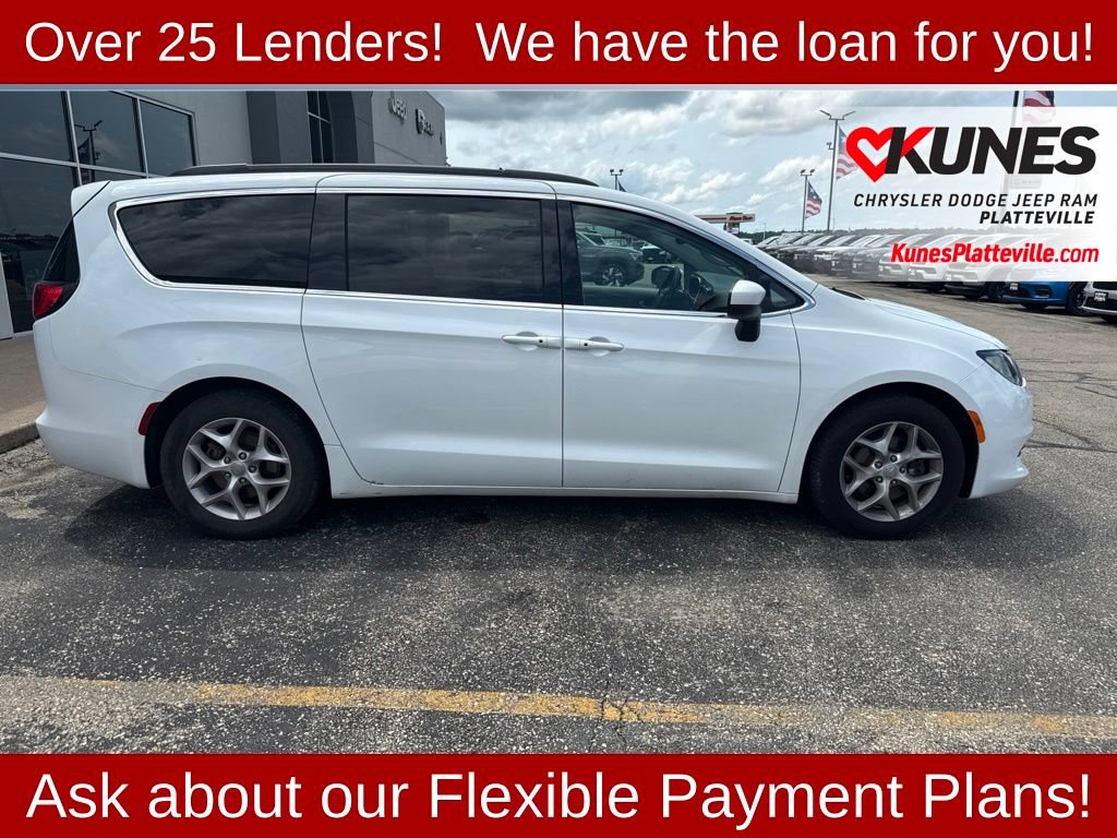 Used 2018 Chrysler Pacifica Touring w/ Tire & Wheel Group FWD image 3