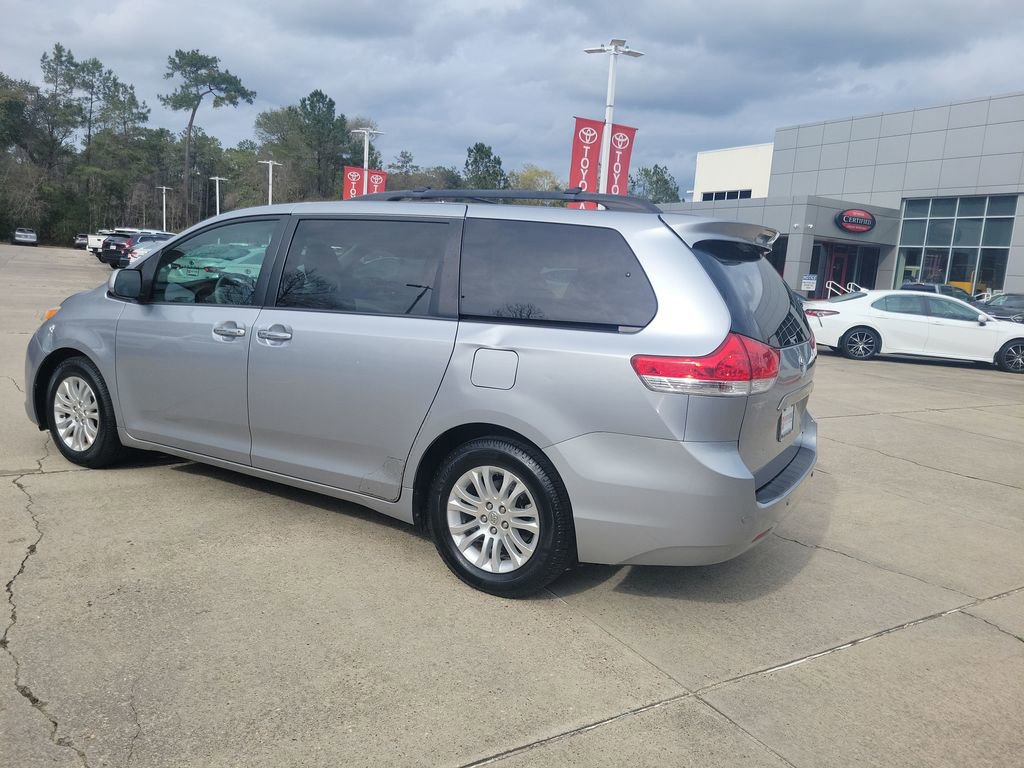 Used 2013 Toyota Sienna XLE w/ Entertainment Pkg image 3