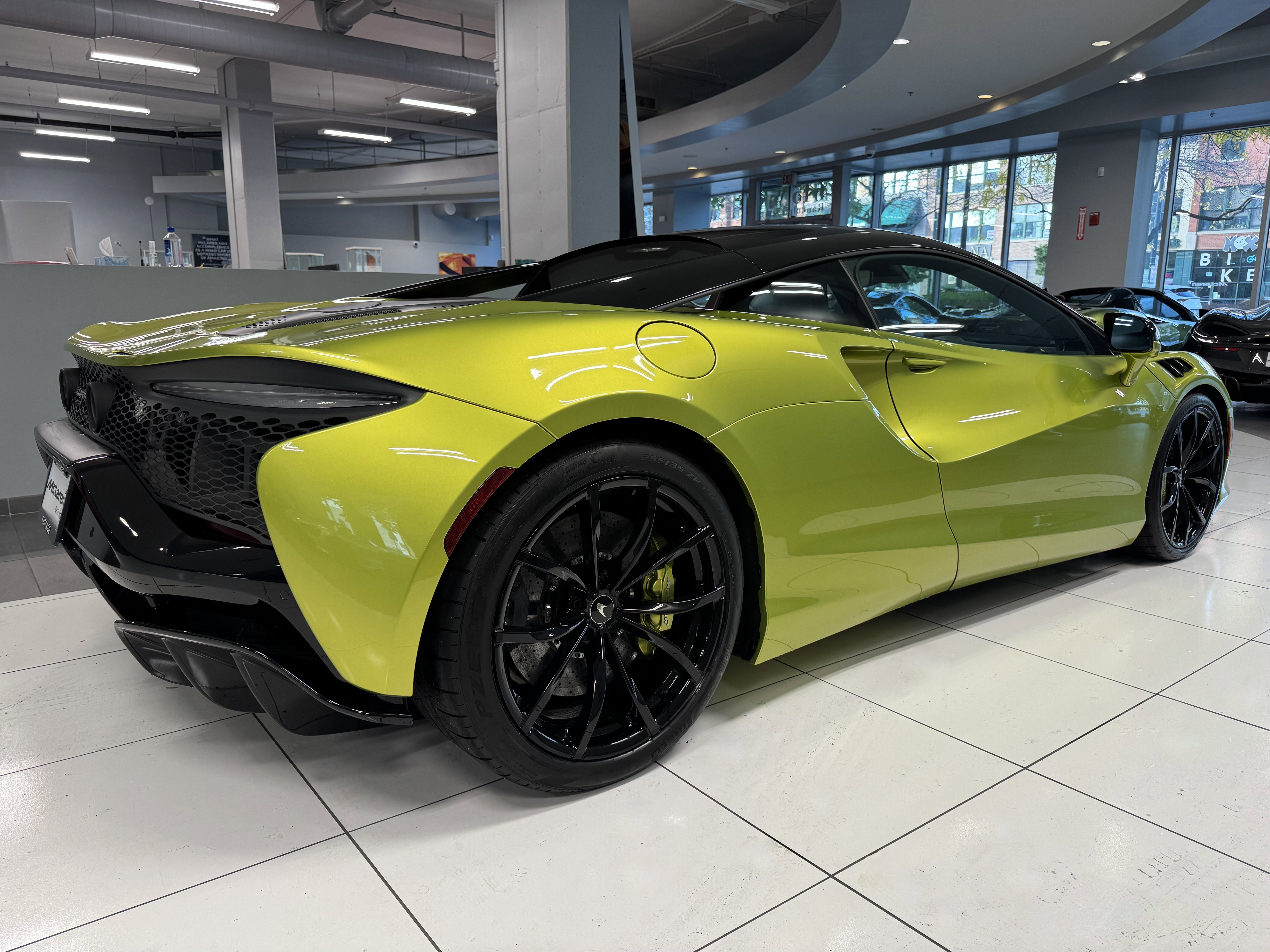 Used 2023 McLaren Artura image 6