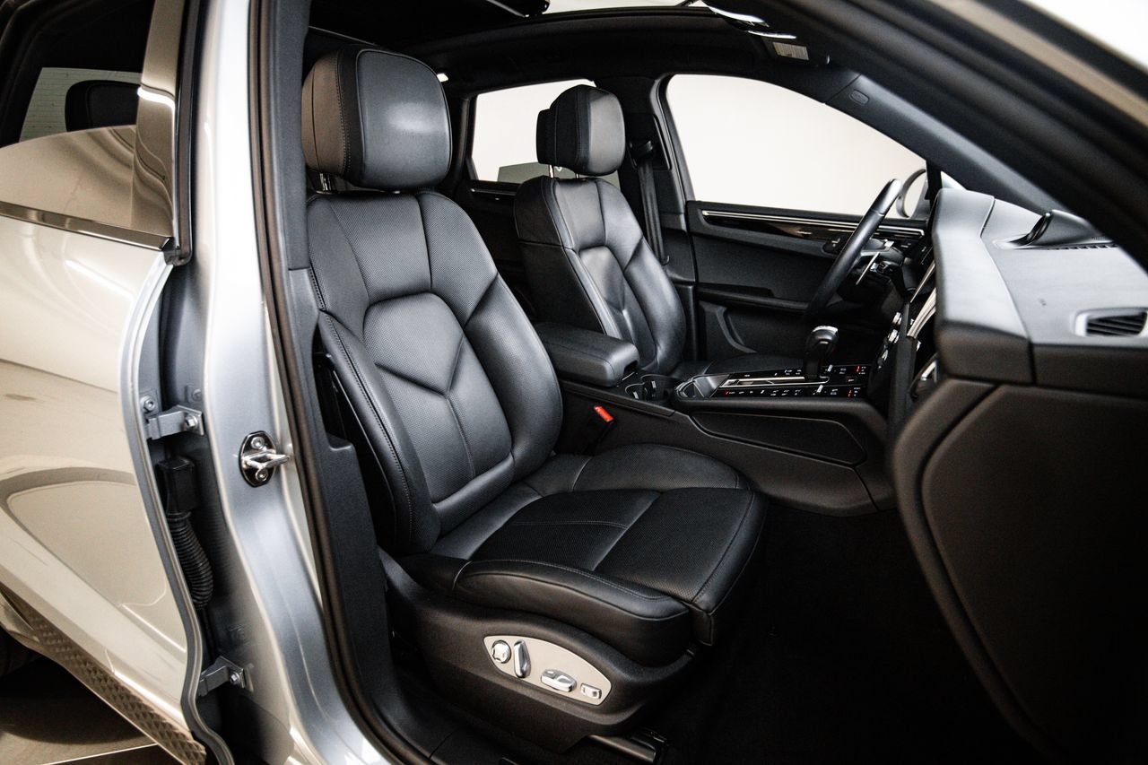 Certified 2023 Porsche Macan AWD/4WD image 29