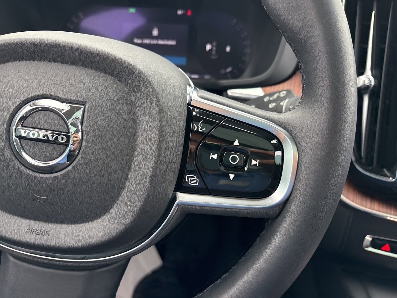 Used 2024 Volvo XC60 B5 Plus w/ Protection Package Premier AWD/4WD image 24