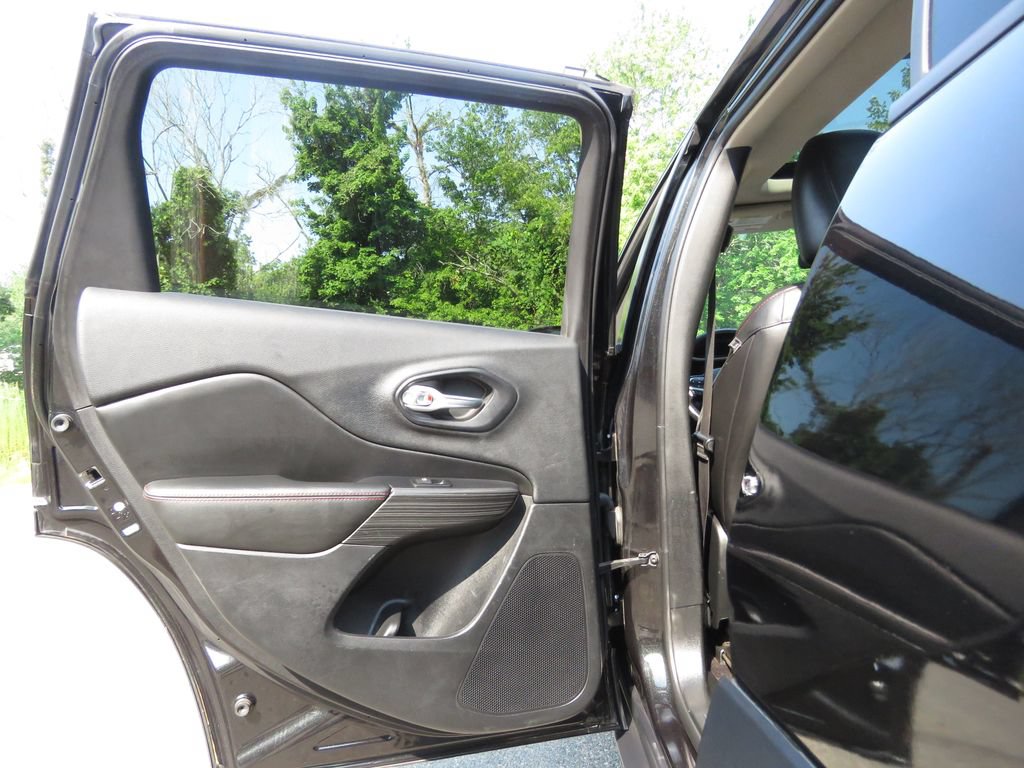 Used 2016 Jeep Cherokee Trailhawk w/ Comfort/Convenience Group AWD/4WD image 19