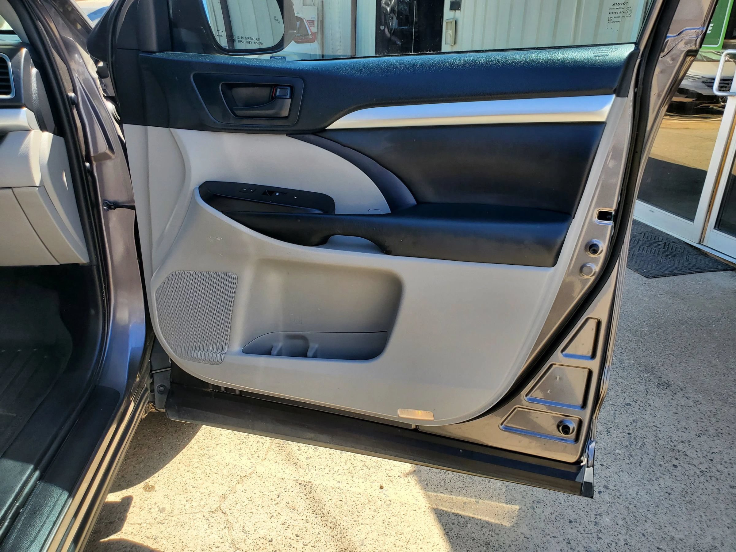 Used 2019 Toyota Highlander Plus FWD image 28