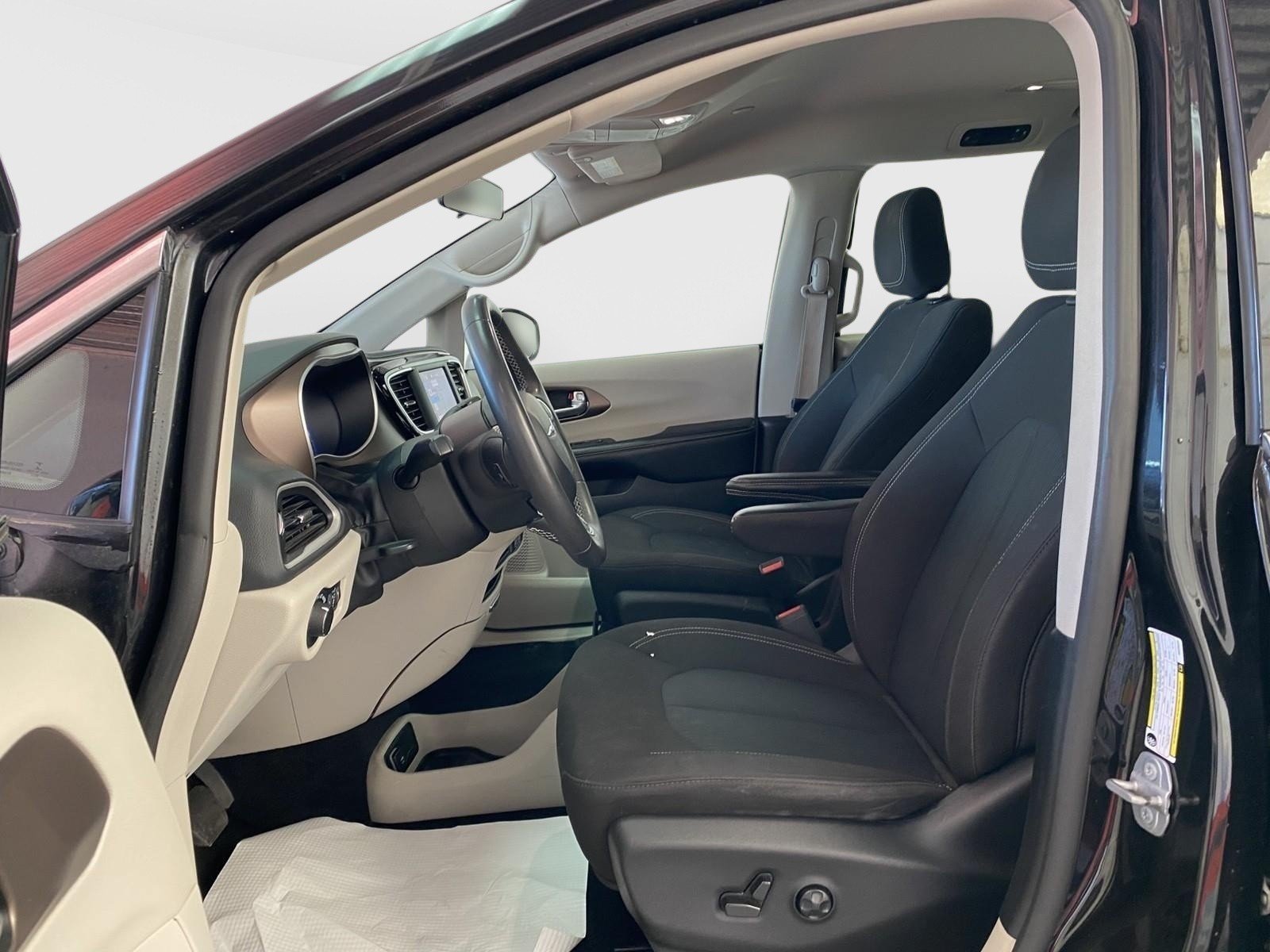 Used 2022 Chrysler Voyager LX FWD image 21