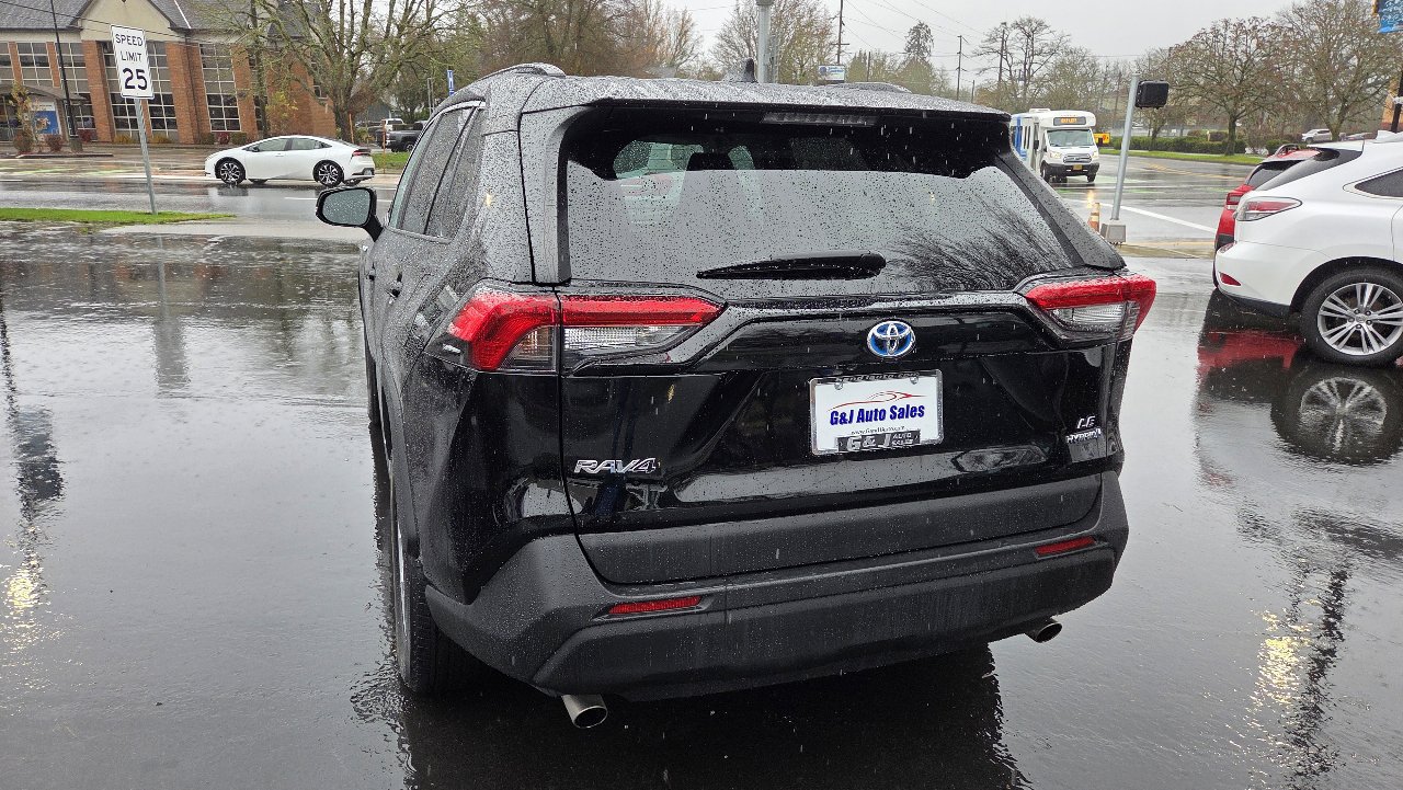 Used 2021 Toyota RAV4 LE image 10