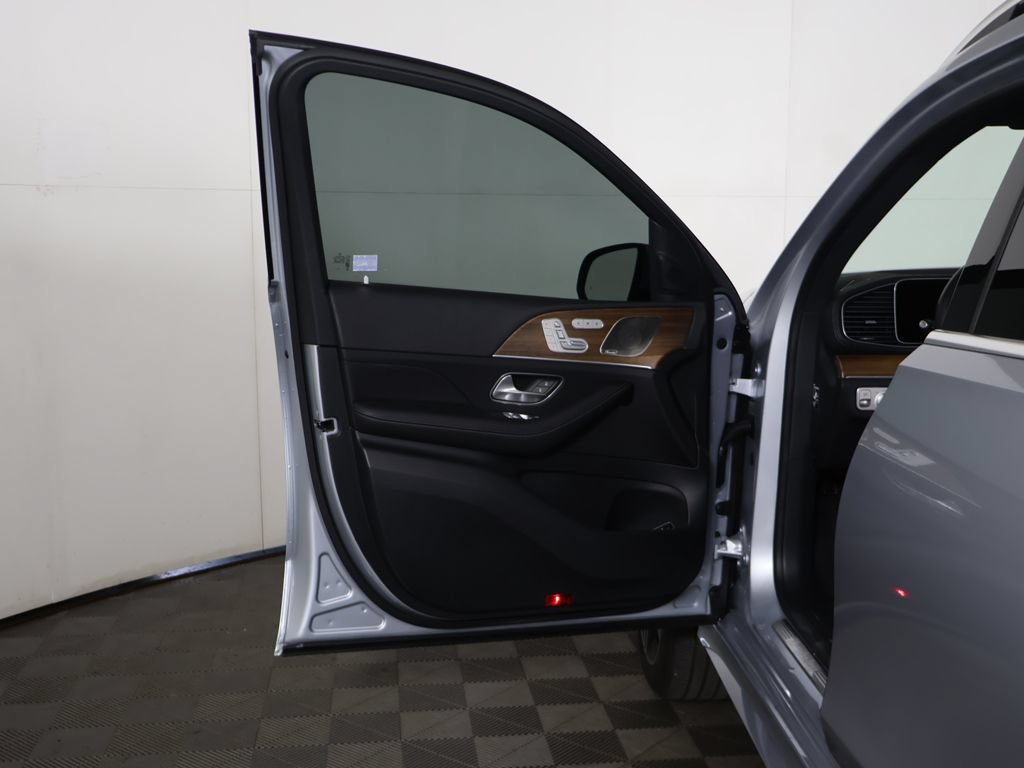 Used 2025 Mercedes-Benz GLS 450 4MATIC w/ AMG Line Exterior image 24