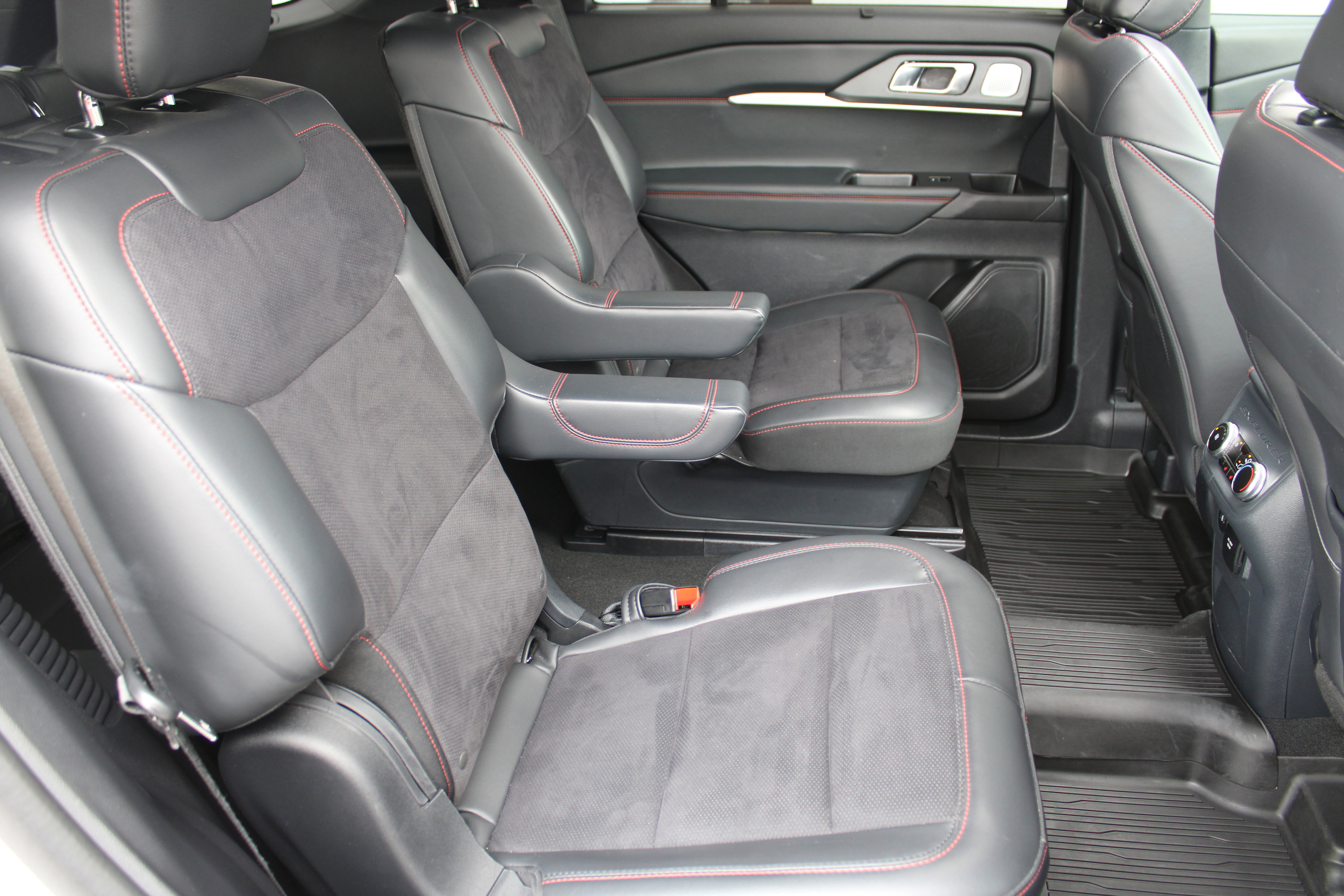 Used 2025 Ford Explorer ST image 17