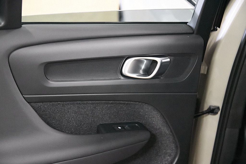 New 2026 Volvo XC40 B5 Ultra w/ Climate Package image 19