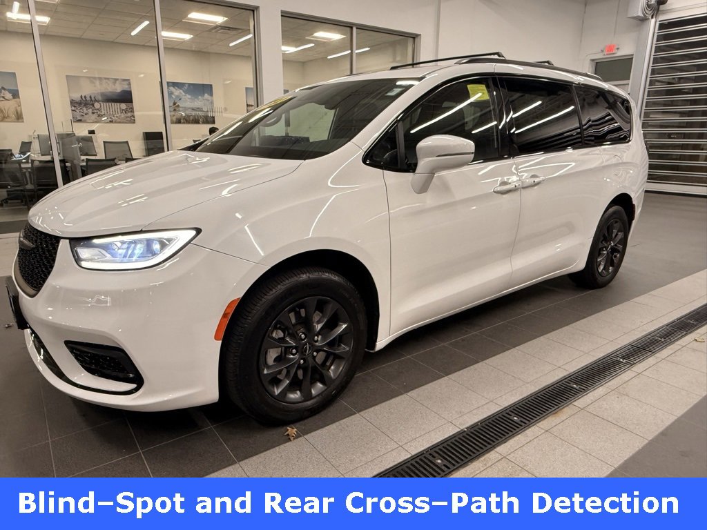 Used 2021 Chrysler Pacifica Touring-L w/ Uconnect Theater Family Group image 4