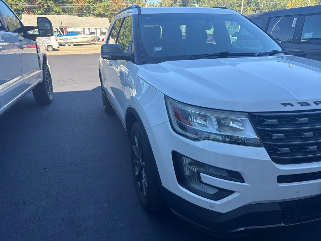 Used 2017 Ford Explorer XLT w/ Equipment Group 202A AWD/4WD image 1