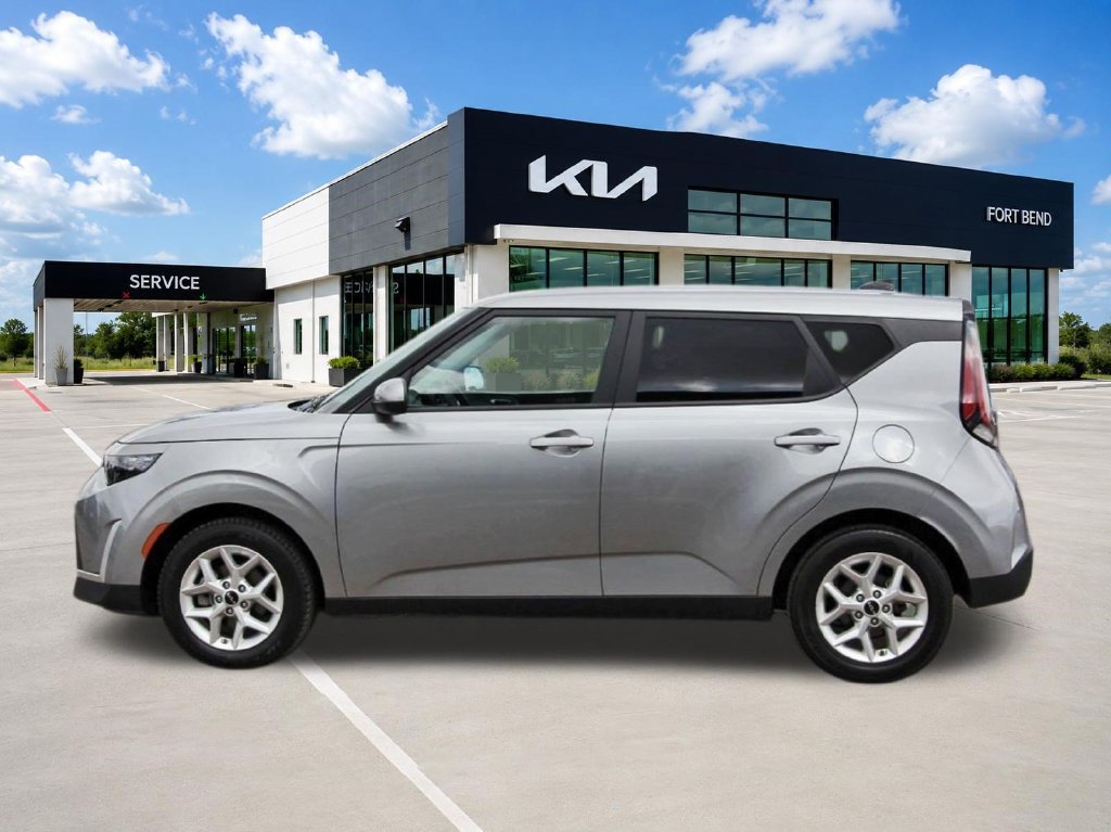 Used 2025 Kia Soul LX w/ LX Technology Package FWD image 8