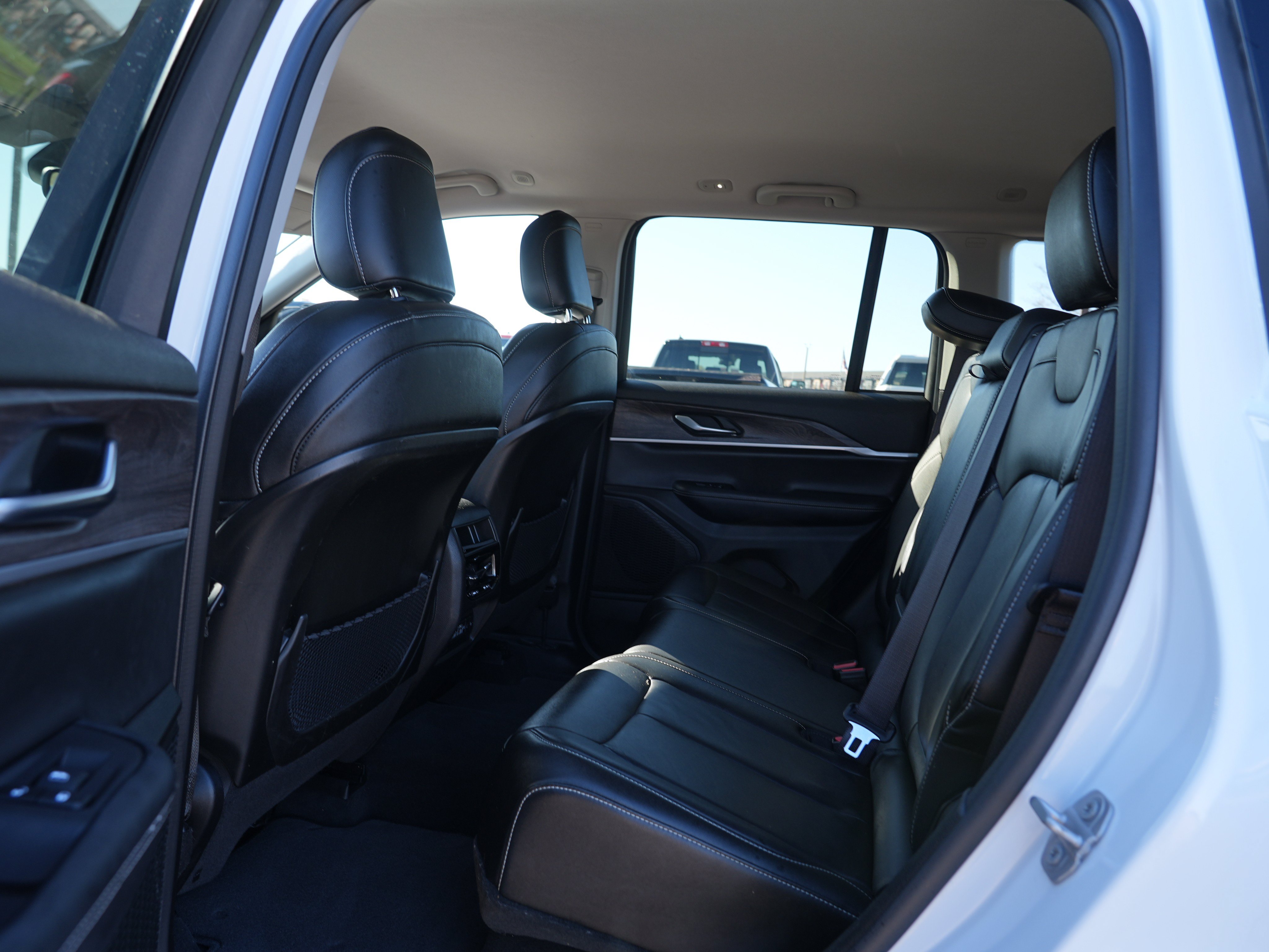 Used 2023 Jeep Grand Cherokee Limited AWD/4WD image 18
