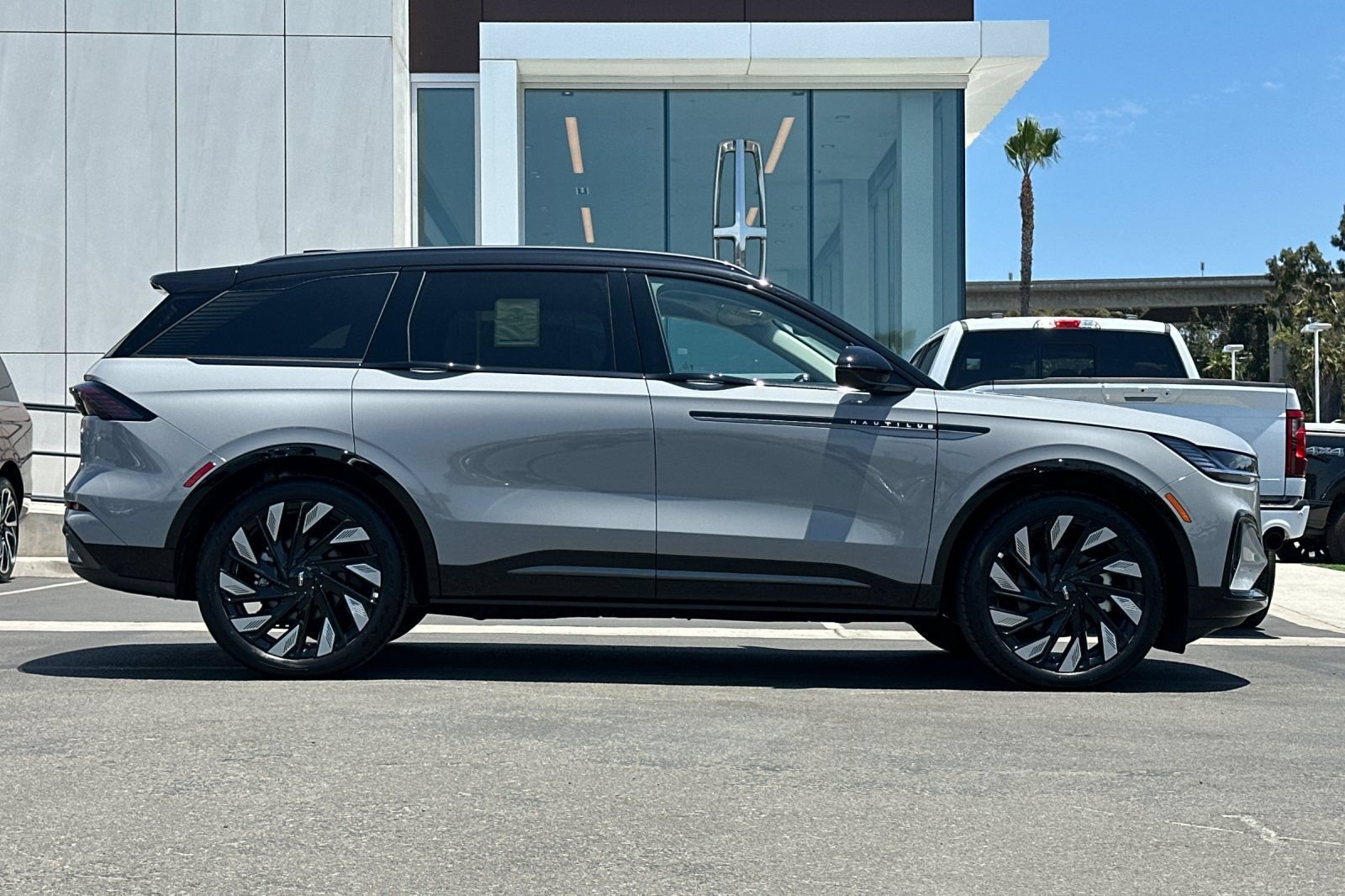 New 2026 Lincoln Nautilus Reserve w/ Jet Appearance Package AWD/4WD image 2