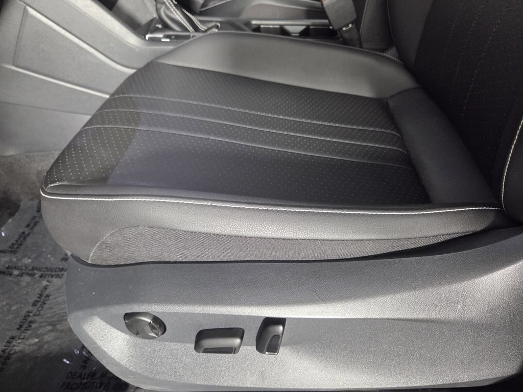 Used 2023 Volkswagen Tiguan SE R-Line FWD image 10
