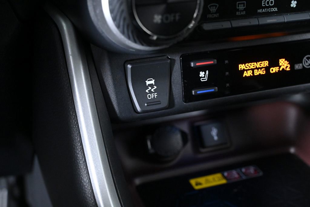 Used 2022 Toyota RAV4 Limited image 18