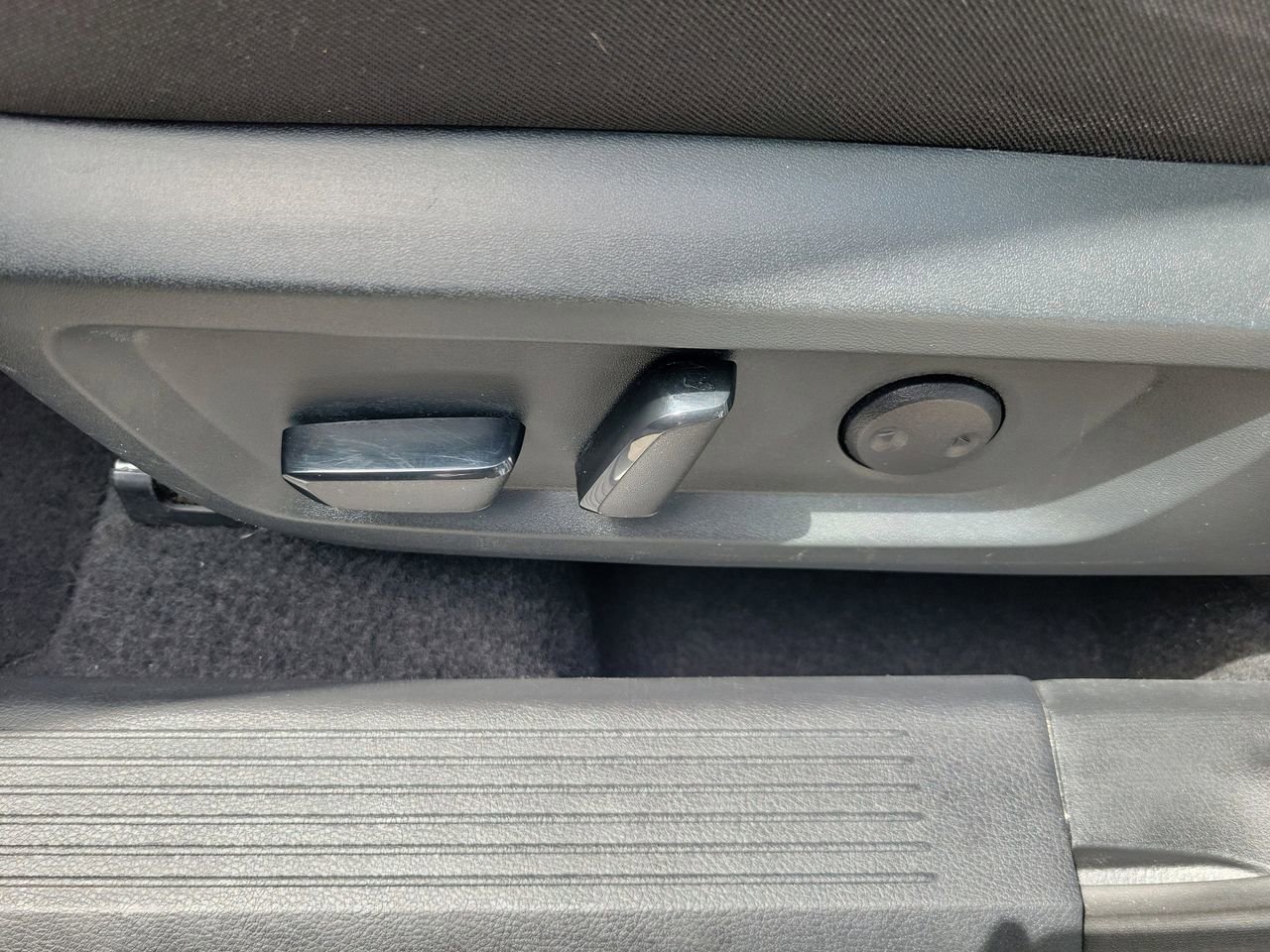Used 2025 Nissan Rogue SV AWD/4WD image 18