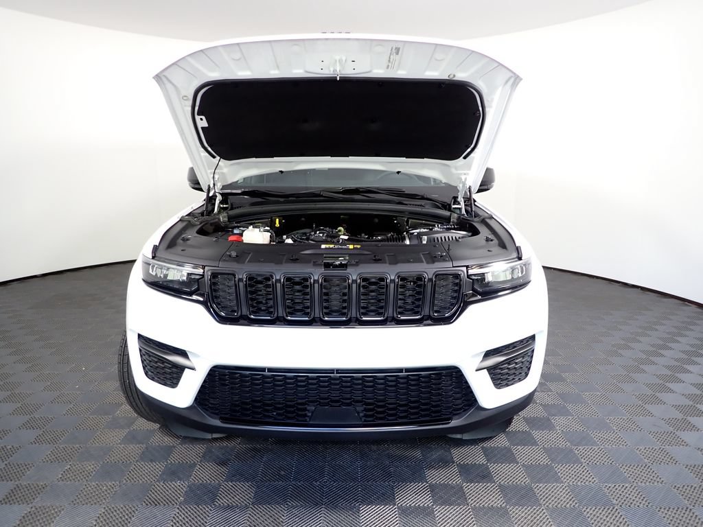 Used 2025 Jeep Grand Cherokee Altitude AWD/4WD image 43