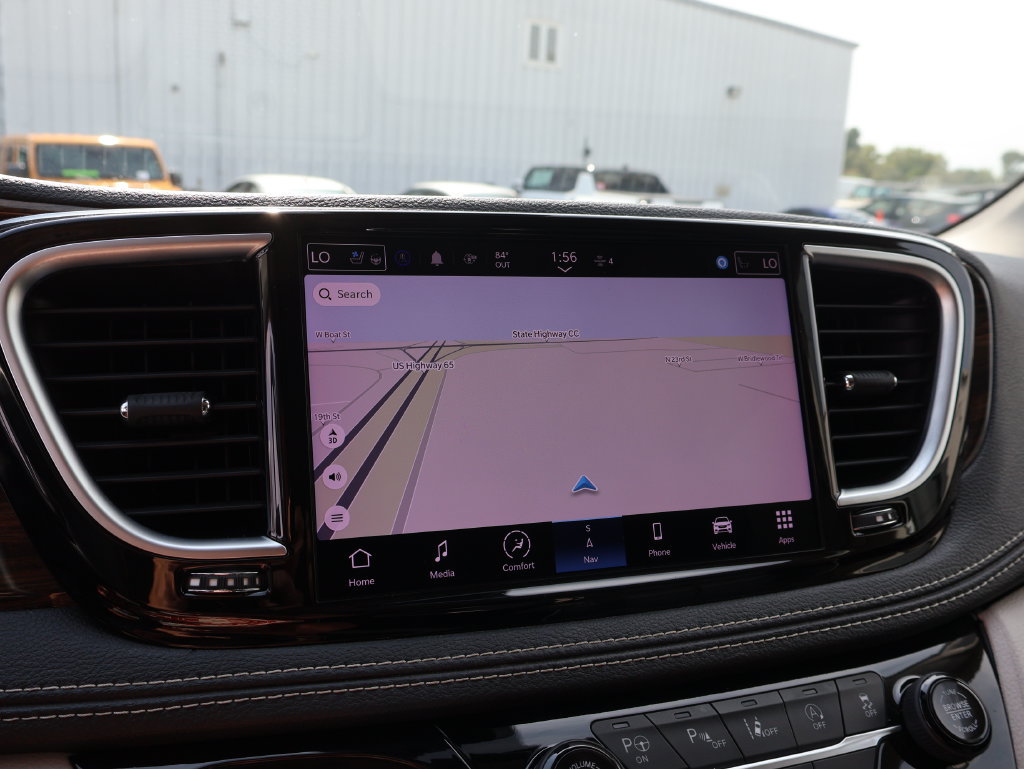 Used 2022 Chrysler Pacifica Limited FWD image 36