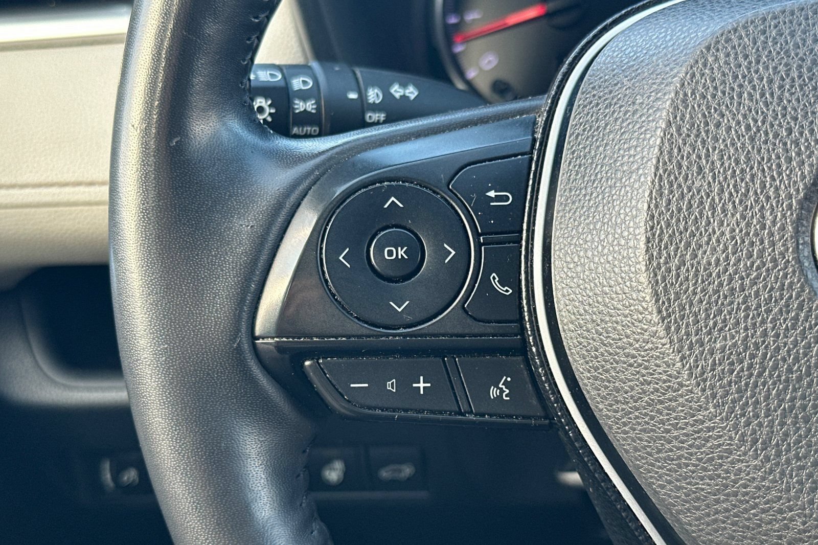 Used 2020 Toyota RAV4 XLE Premium FWD image 34