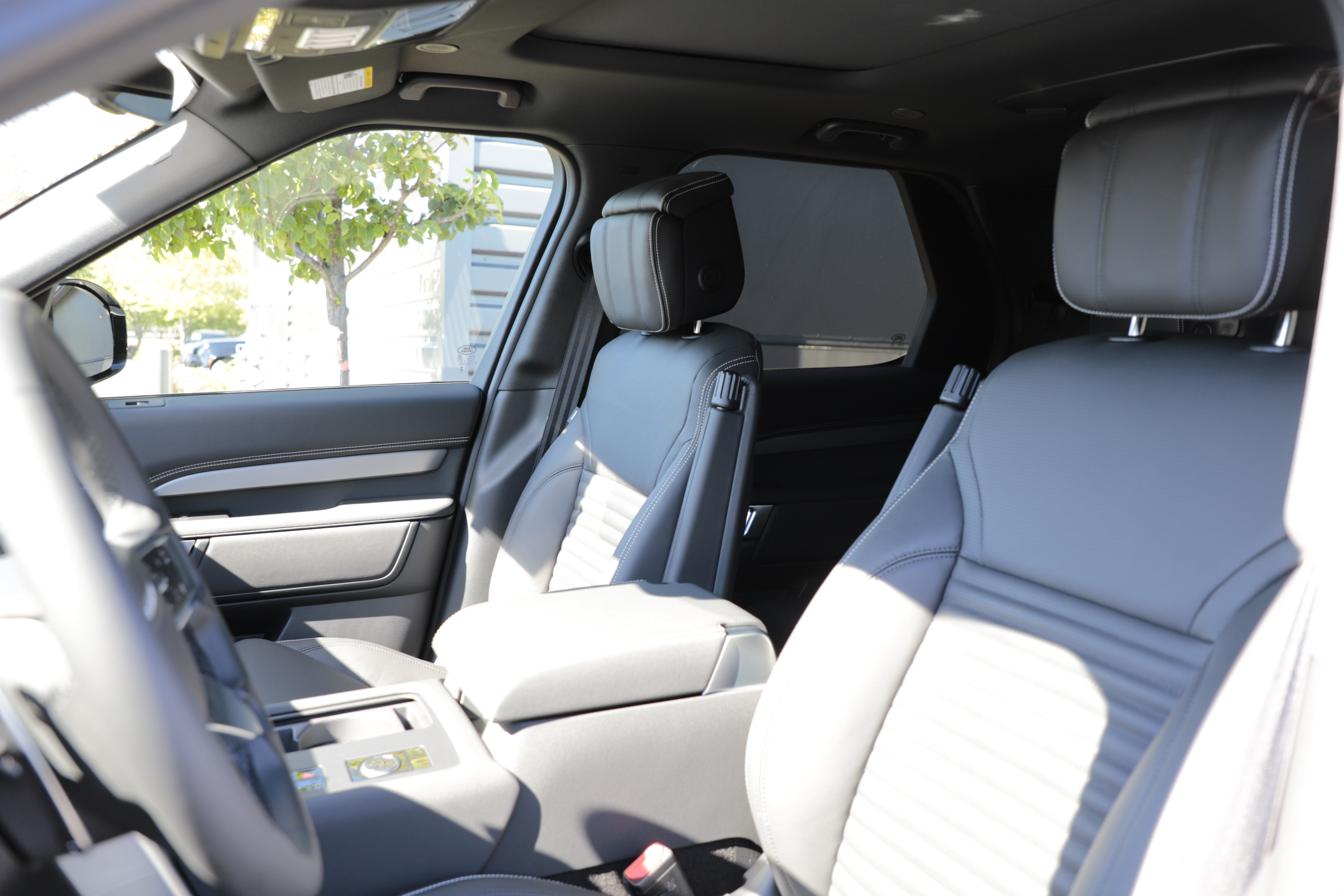 New 2026 Land Rover Discovery Limited Edition AWD/4WD image 17