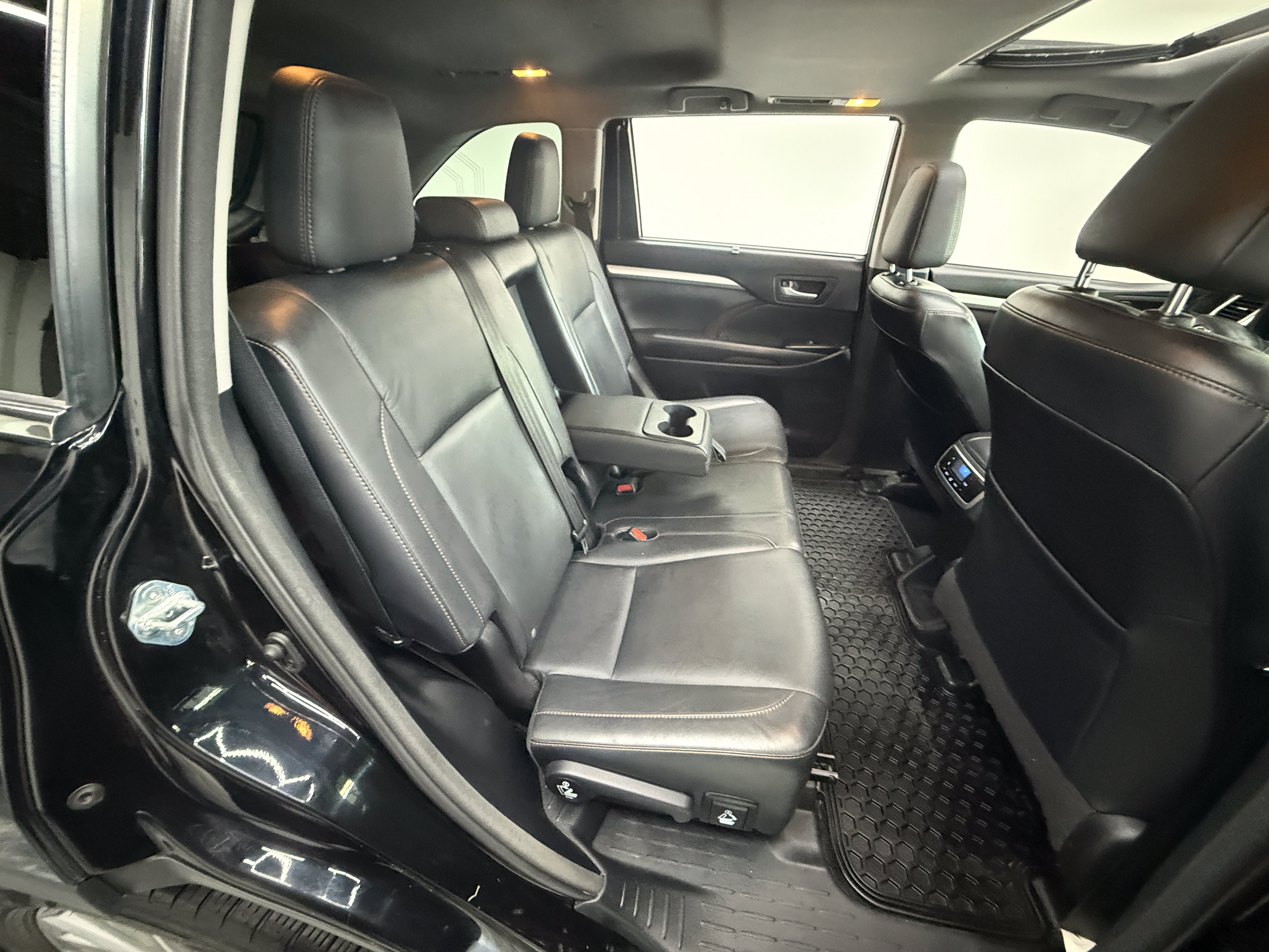 Used 2015 Toyota Highlander XLE AWD/4WD image 16