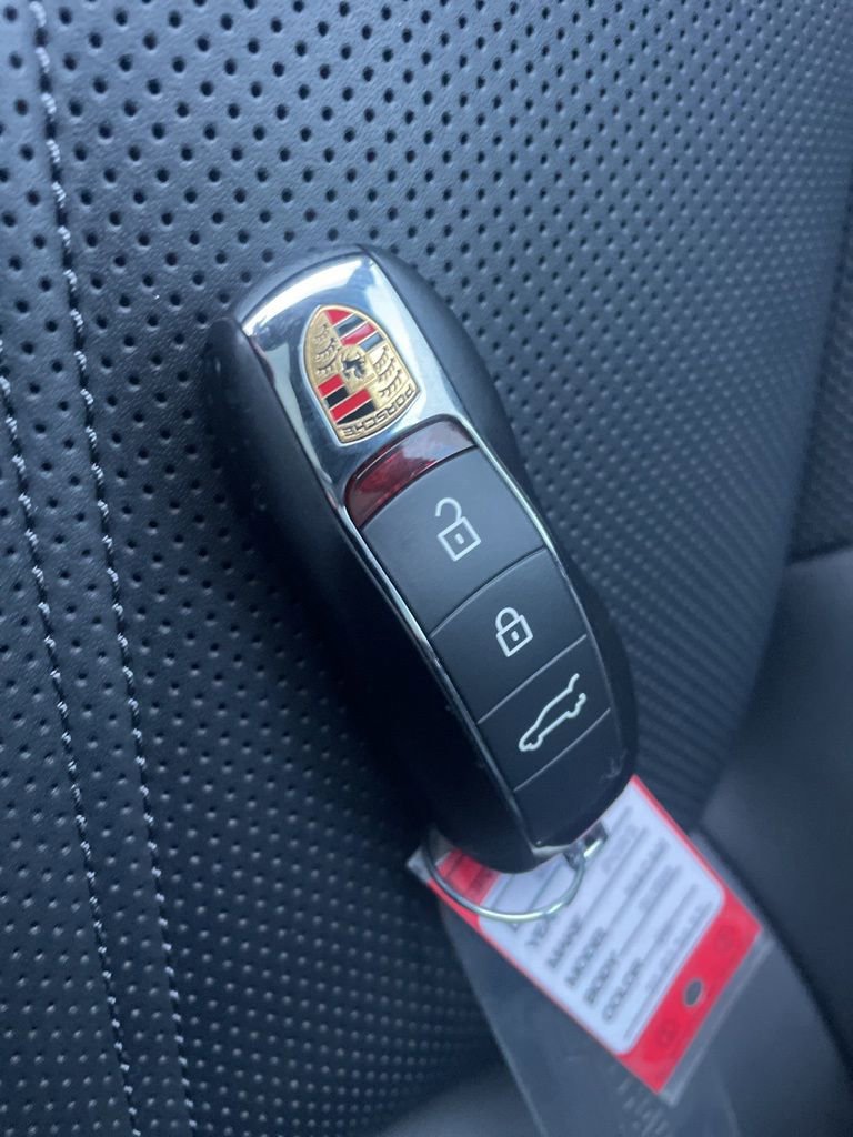 Certified 2025 Porsche Macan AWD/4WD image 42