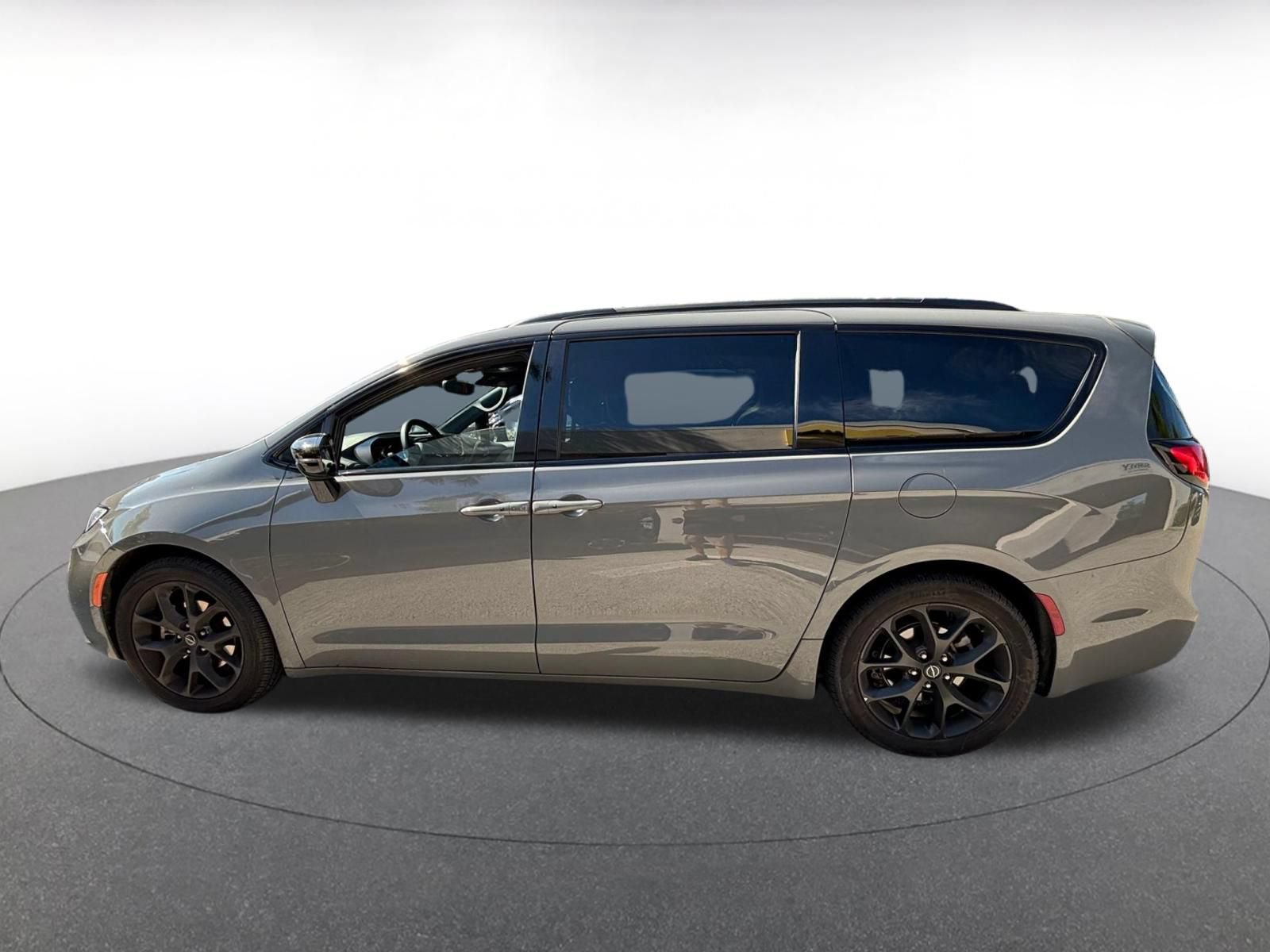Used 2025 Chrysler Pacifica Limited FWD image 6