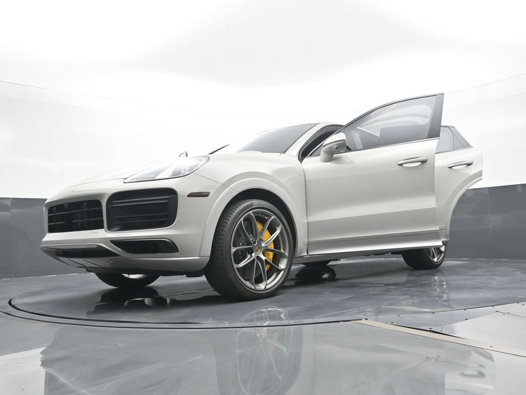 Certified 2021 Porsche Cayenne Turbo S w/ Lightweight Sport Package AWD/4WD image 31