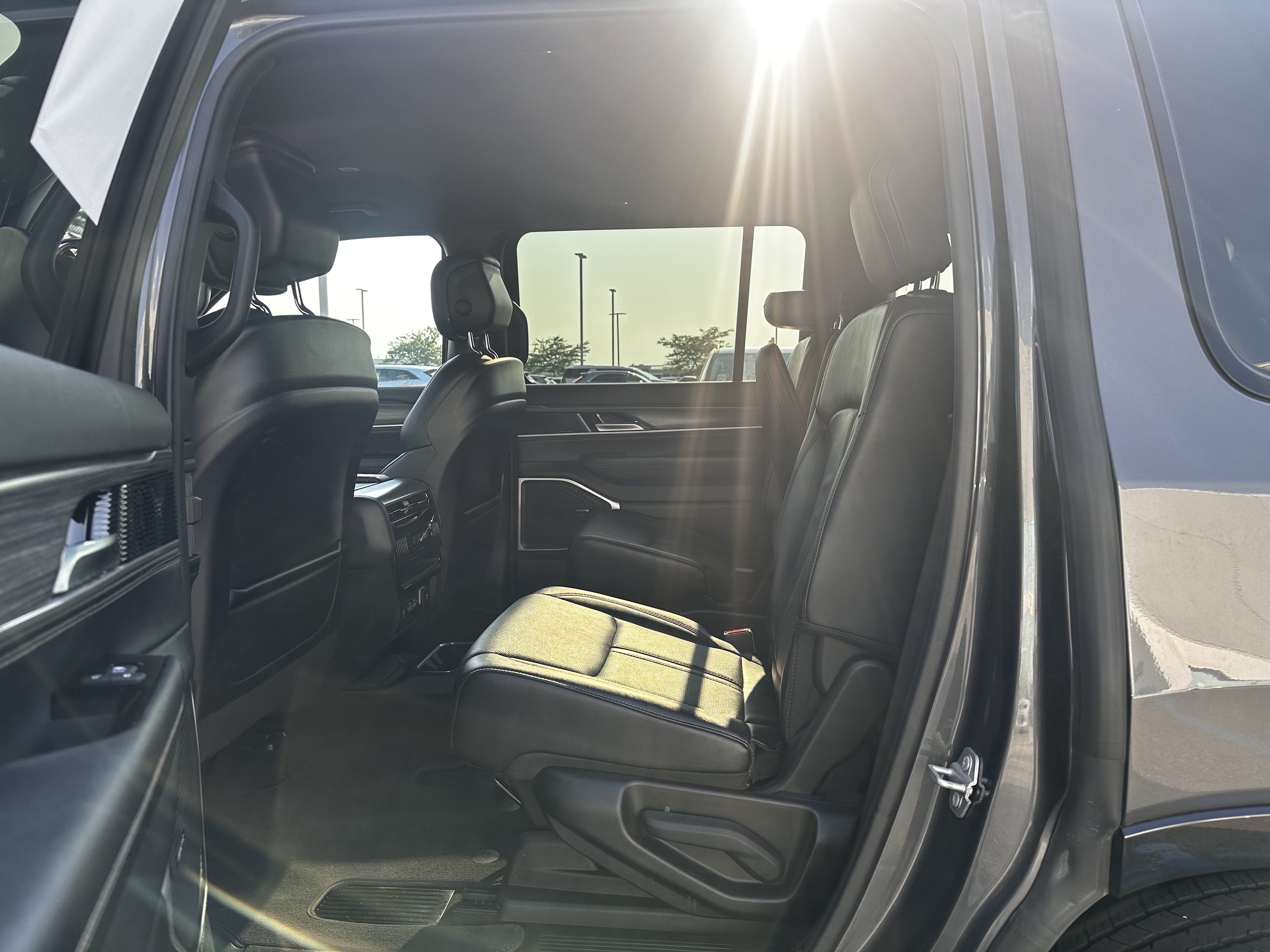Used 2024 Jeep Wagoneer Series III AWD/4WD image 19