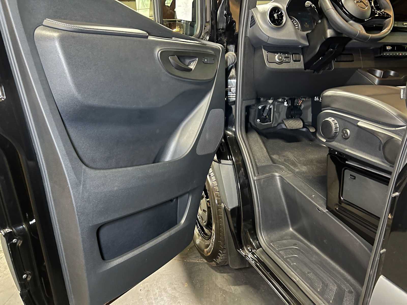 Used 2025 Mercedes-Benz Sprinter 2500 image 20